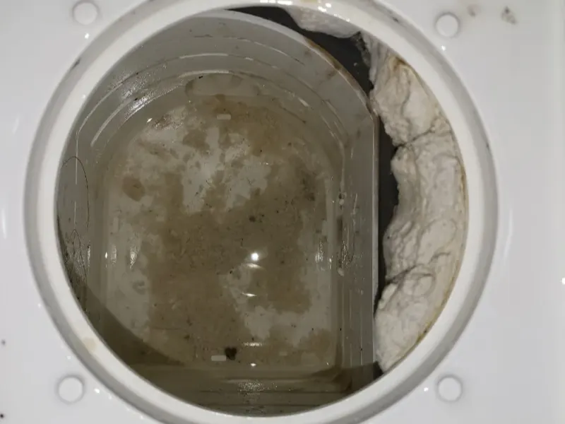 대전 동구 욕조 배수구 아래 트랩 통에 쌓인 찌꺼기