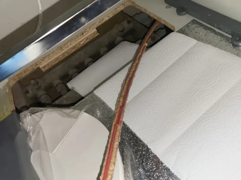 대전 동구 싱크대 하부장 바닥을 열고 스프링을 넣는 모습