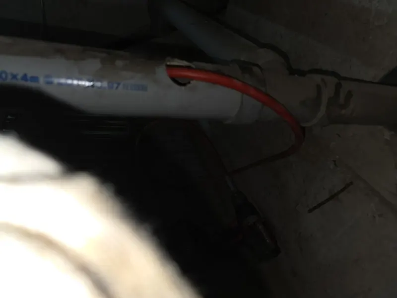대전 동구 어두운 배관 아래 작업 구멍에 넣은 장비 줄